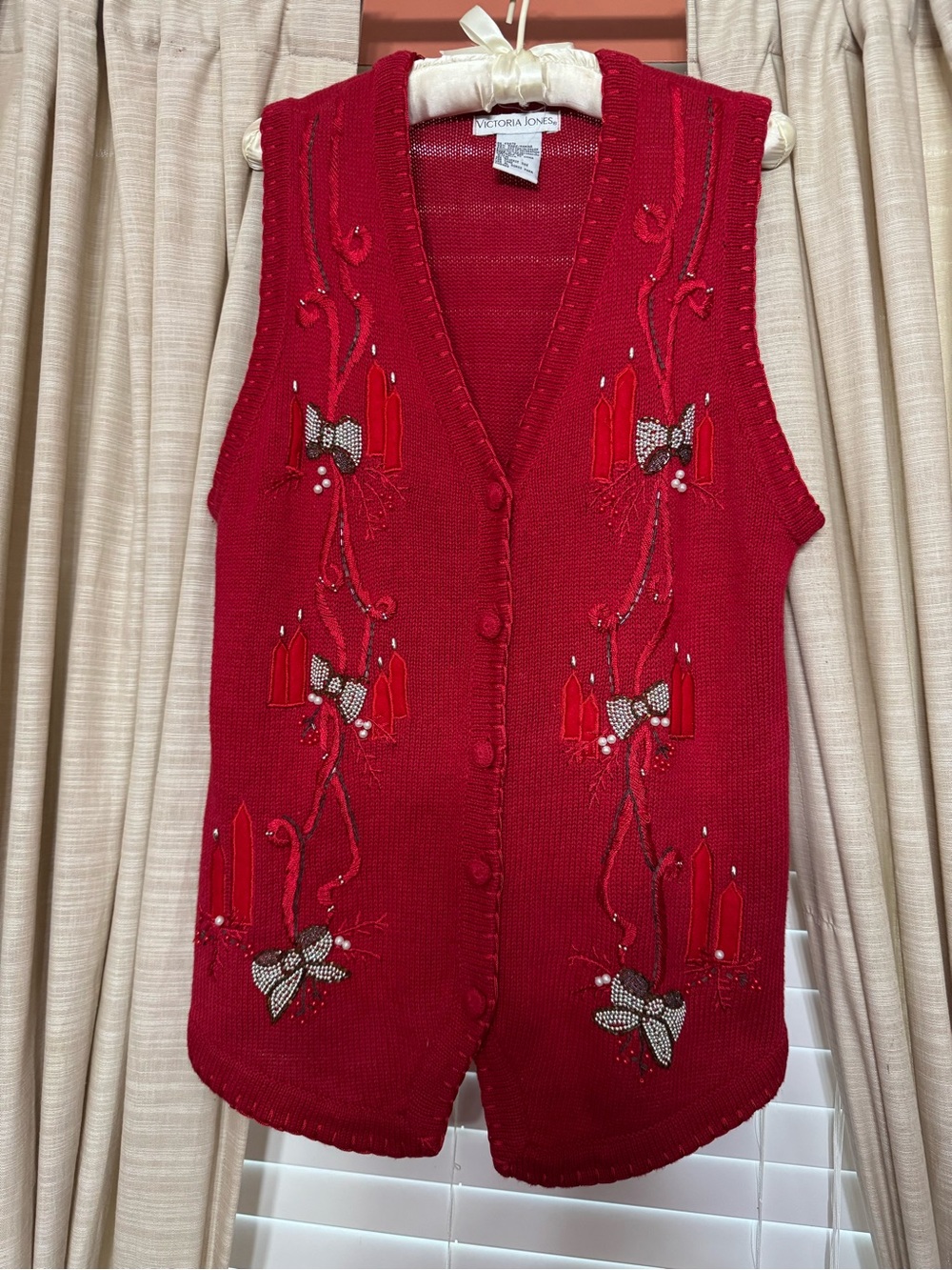 Victoria Jones Woman Red Embellished V-Neck Knit Vest